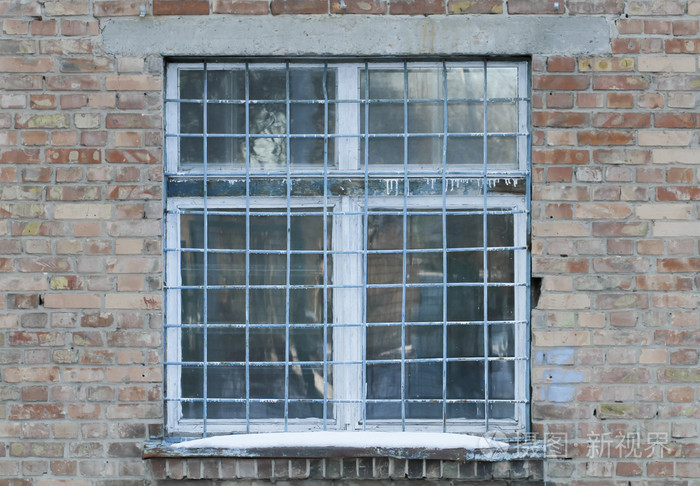 用铁栏的老窗口