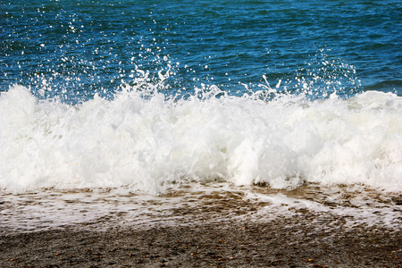 海浪溅到海岸，自然背景