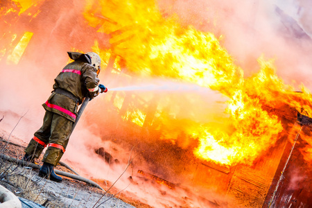 消防员灭火照片