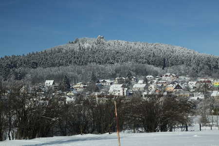 雪下的村庄