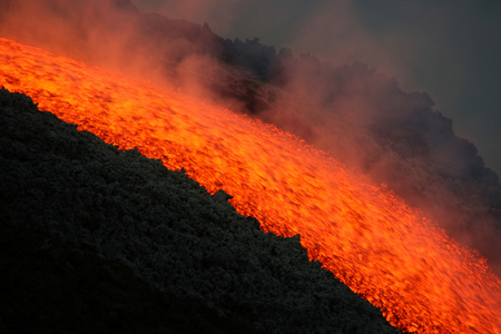 埃特纳火山熔岩流图片