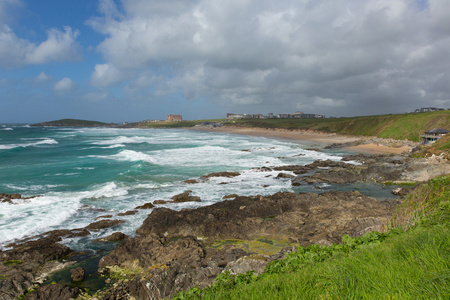 雪白的浪花 Fistral 海滩纽基北康沃尔春天在英国受欢迎