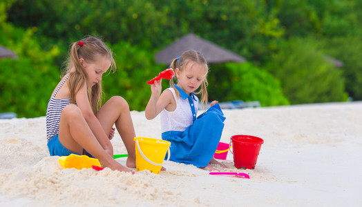 可爱的小女孩玩沙滩玩具