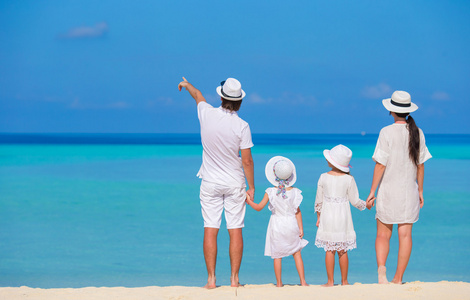美丽的热带海滩景观与家庭在享受暑假的白色