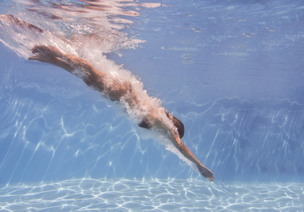后以空气泡沫径跳的女子游泳运动员