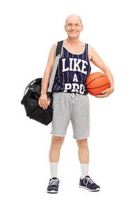 老人拿着篮球运动装