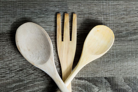 孤立的木制的厨房用具。汤匙和叉子