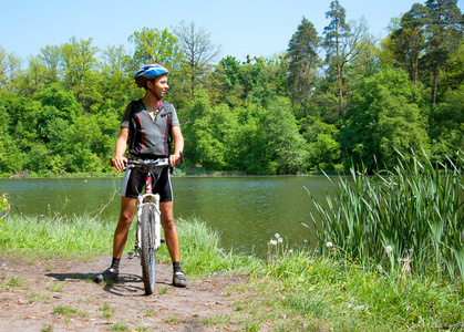 绿色思慕雪白色的木制上骑马骑士/eps骑手在沙滩上骑马夕阳下骑马的
