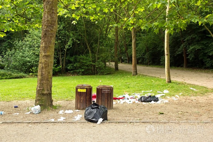 被拆掉的垃圾留在地上的食物产生的废物