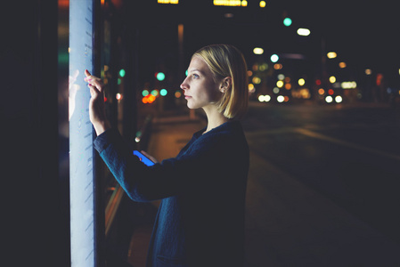 女人在大街上使用触摸敏感显示