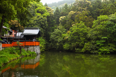 在京都，日本和池塘场景