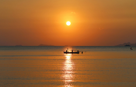 美丽的海上日落