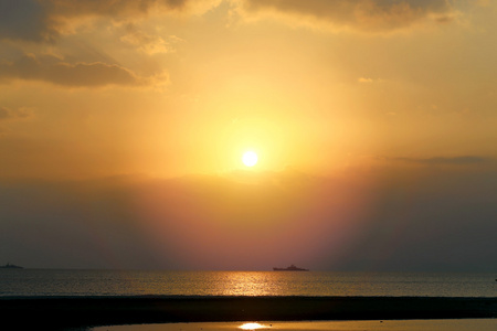 美丽的海上日落