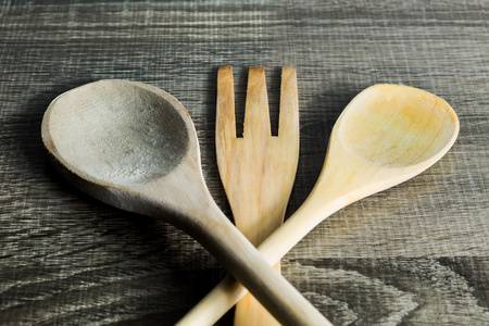 孤立的木制的厨房用具。汤匙和叉子