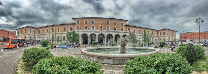 意大利比萨2015 年 5 月 6 日 中央火车站广场与游客