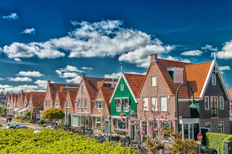 Volendam，荷兰。经典家园沿城市街道对齐