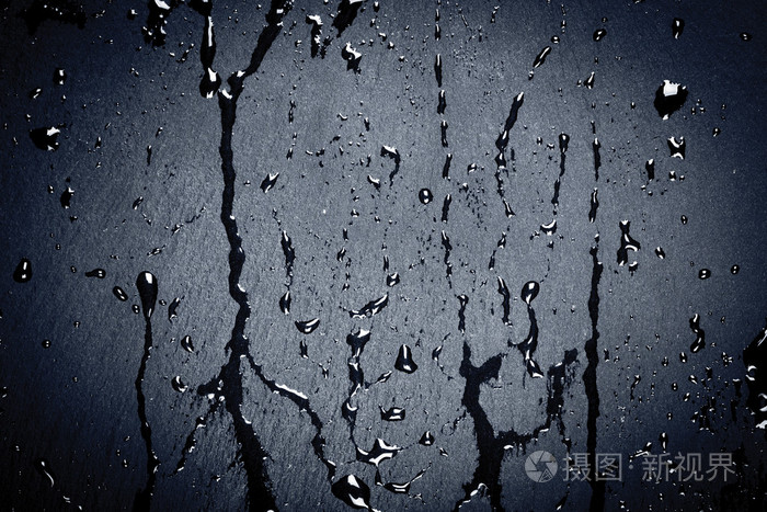 深色的石头表面上水