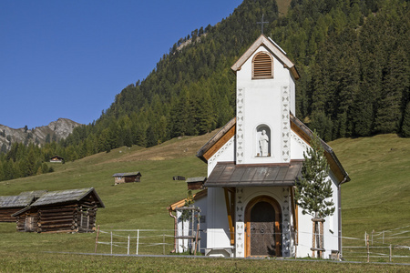 在 Tirol Tschey 草场上教堂