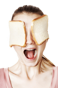 在眼睛上的三明治面包切片与尖叫的女孩画像