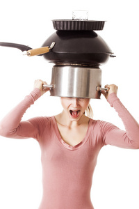 尖叫的女孩画像，抱着头锅和平底锅