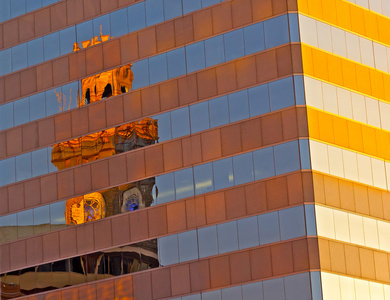 城市画布 扭曲在摩天大楼墙上的钟塔反射