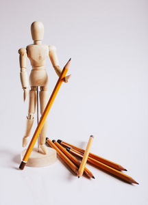 绘画用铅笔在白色背景上的木制模特
