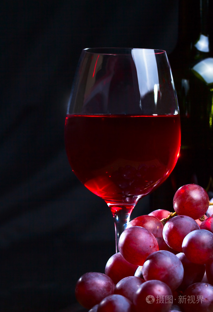 红葡萄酒和葡萄照片