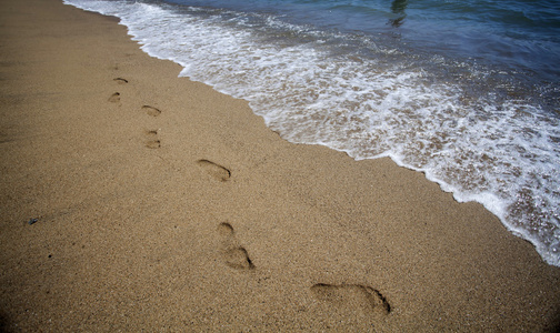 在海滩上的沙子的脚步声