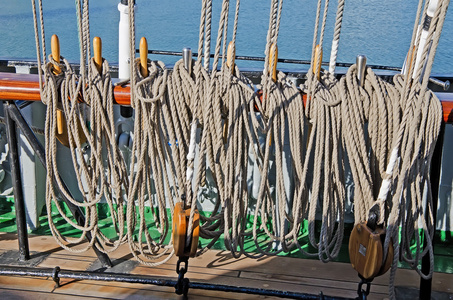 在甲板上船用绳缆摄影图
