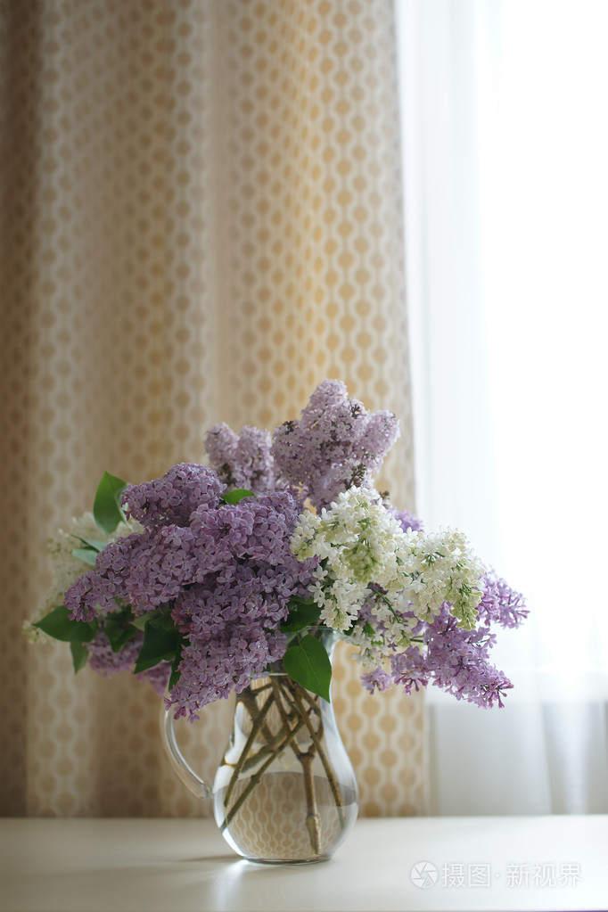 束丁香花在桌子上