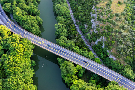 鸟瞰图的桥梁和道路上空 Pinios 河中