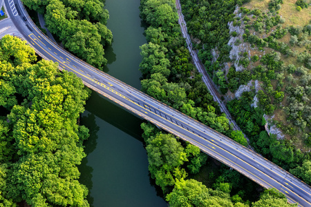 鸟瞰图的桥梁和道路上空 Pinios 河中