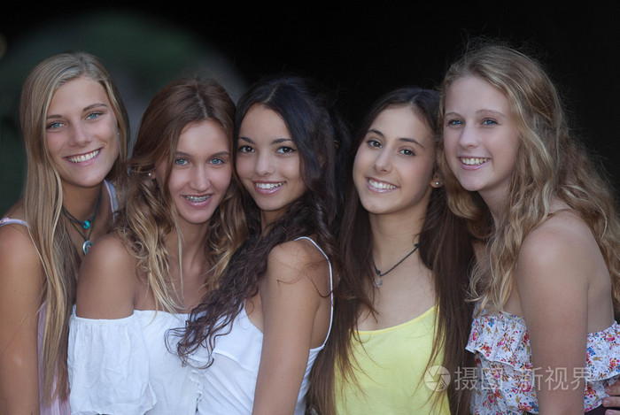 美丽的笑容微笑着一群女孩