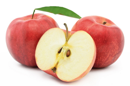 白色背景上的红色，成熟的苹果乔纳金分离
