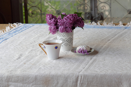 茶与西风和淡紫色的花束，在美丽的花瓶