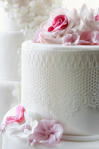 白色婚礼蛋糕与粉红色的玫瑰