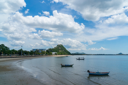 泰国南部巴楚阿普基里汗省奥巴楚阿普地区和考创克拉乔克背景的小型渔船