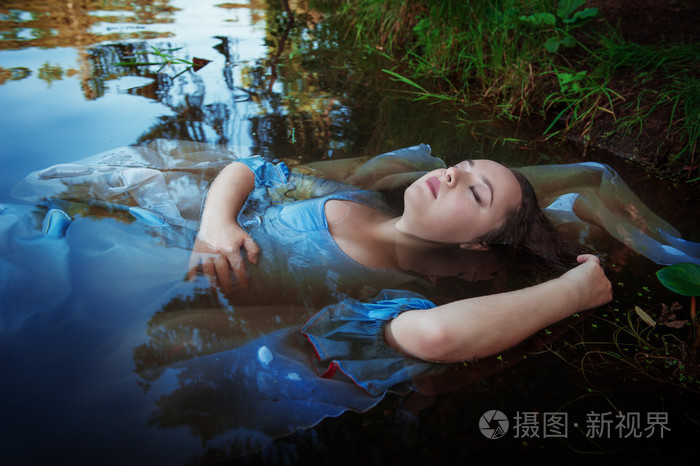 年轻漂亮的溺水的女人躺在水中照片 正版商用图片1j4aec 摄图新视界