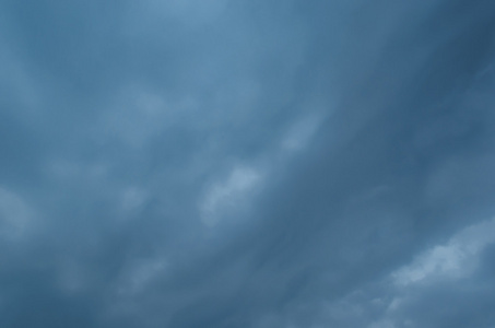 蓝色的暴风雨天空。抽象背景