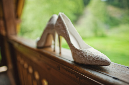在 balkony 的婚礼新娘鞋纺织
