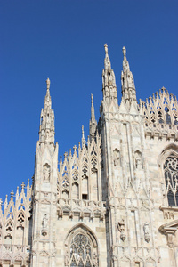 米兰大教堂与美丽的蓝色天空