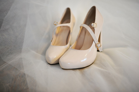 上一层面纱的新娘鞋