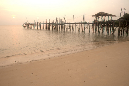在海滩上的传统木制桥梁的剪影图片