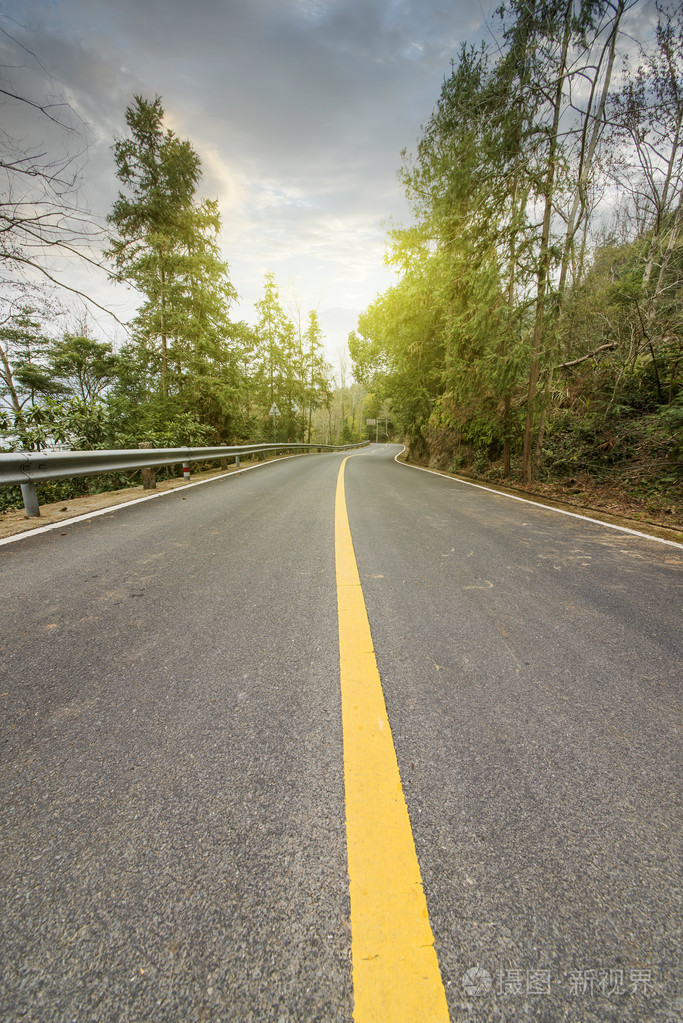 蜿蜒的道路背景中国