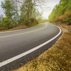 蜿蜒的道路背景中国