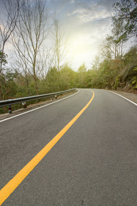 蜿蜒的道路背景