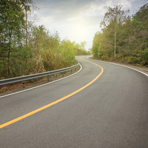 蜿蜒的道路背景