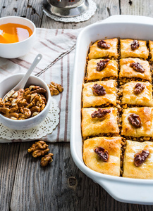 土耳其自制果仁蜜饼用蜂蜜和核桃在一个白色的碗里