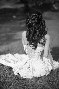 黑色和白色的美丽的肖像。布鲁内特新娘休息和端坐马上