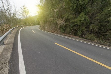 蜿蜒的道路背景中国